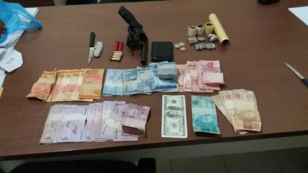 Ação da Polícia Civil prende duas pessoas e apreende duas armas de fogo, droga e munição na fronteira 1 Ação da Polícia Civil prende duas pessoas e apreende duas armas de fogo, droga e munição na fronteira