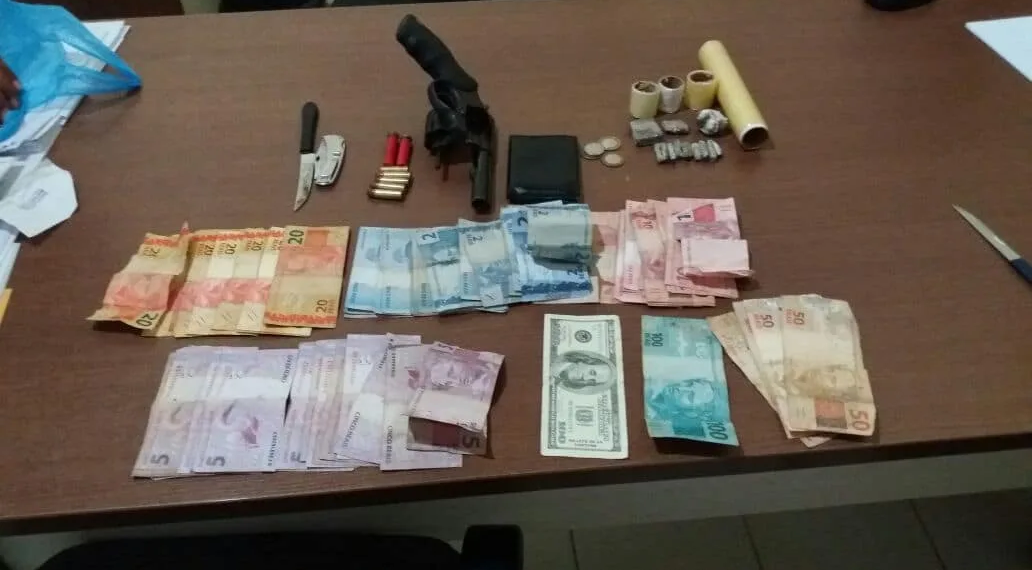 Ação da Polícia Civil prende duas pessoas e apreende duas armas de fogo, droga e munição na fronteira