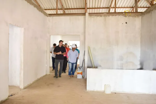 Prefeito Marcus Alexandre vistoria obra de unidade de saúde da Vila Albert Sampaio