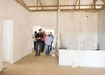 Prefeito Marcus Alexandre vistoria obra de unidade de saúde da Vila Albert Sampaio