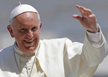 Pope Francis waves after leading his weekly general audience at St. Peter's Square at the Vatican June 11, 2014.  REUTERS/Giampiero Sposito  (VATICAN - Tags: RELIGION)