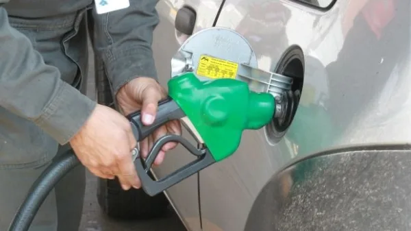 Após aumentos consecutivos, Petrobras anuncia redução no preço da gasolina