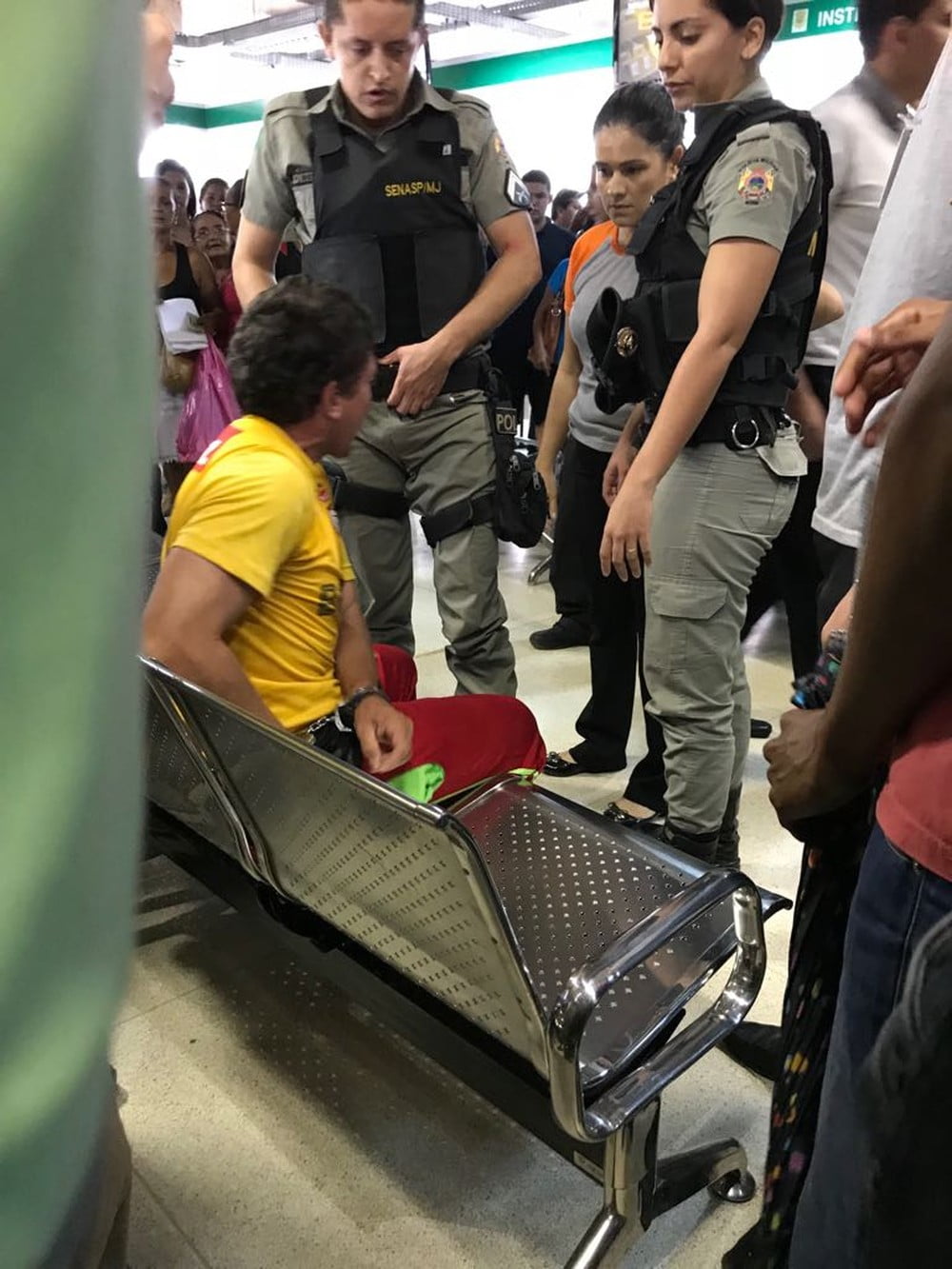 Ambulante foi algemado e levado à delegacia (Foto Cirlene França/ Arquivo pessoal)
