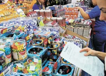 Pais iniciam saga para compra do material escolar