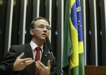 Leo de Brito é um dos deputados do PT que teve o celular clonado
