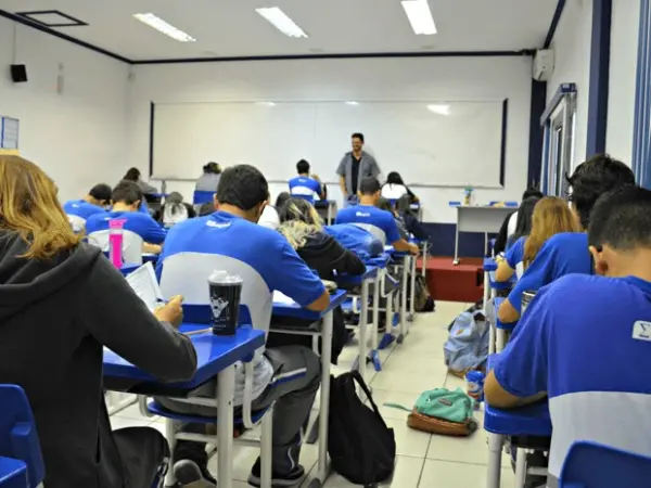 Pais comentam reajuste nas mensalidades de escolas particulares