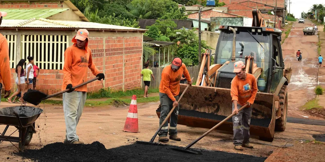 Prefeitura tem equipe reforçada e avança com serviço de tapa buracos