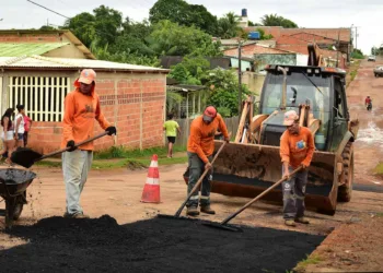 Prefeitura tem equipe reforçada e avança com serviço de tapa buracos