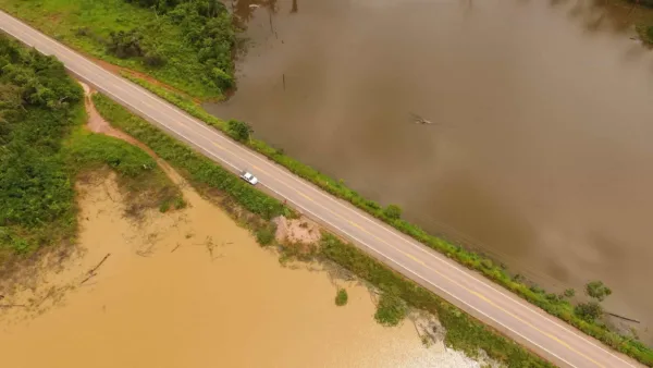 Rio Acre passa dos 12 metros e boxes já são instalados no Parque de Exposição 2 Rio Acre passa dos 12 metros e boxes já são instalados no Parque de Exposição