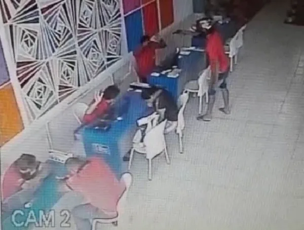 Assaltante invade loja de tintas, leva 4 celulares e R$ 1 mil 1 Assaltante invade loja de tintas, leva 4 celulares e R$ 1 mil