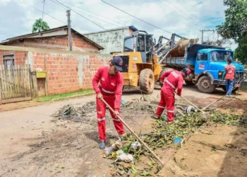 Ação de limpeza para combater focos do mosquito da dengue segue nos bairros da Capital