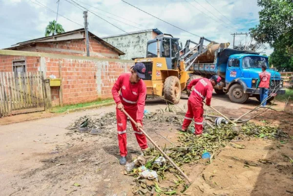 Ação de limpeza para combater focos do mosquito da dengue segue nos bairros da Capital