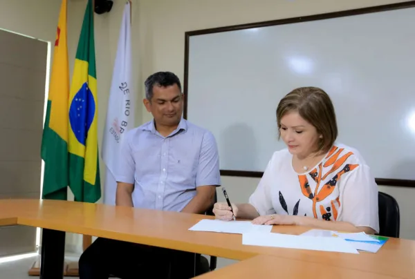 Socorro Neri sanciona lei de prevenção à violência contra educadores na rede de ensino de Rio Branco 1 Socorro Neri sanciona lei de prevenção à violência contra educadores na rede de ensino de Rio Branco