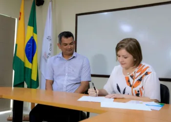 Socorro Neri sanciona lei de prevenção à violência contra educadores na rede de ensino de Rio Branco