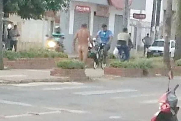 Homem é flagrado andando nu na ciclovia da Via Chico Mendes