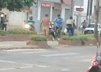 Homem é flagrado andando nu na ciclovia da Via Chico Mendes