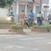 Homem é flagrado andando nu na ciclovia da Via Chico Mendes