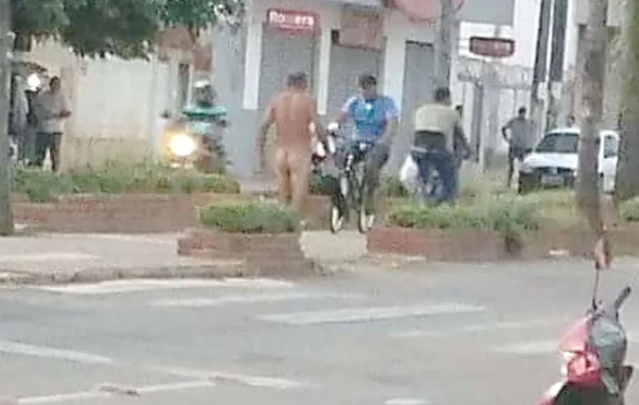 Homem é flagrado andando nu na ciclovia da Via Chico Mendes