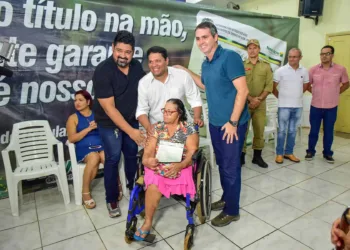 Moradores do Vila Nova recebem títulos definitivos