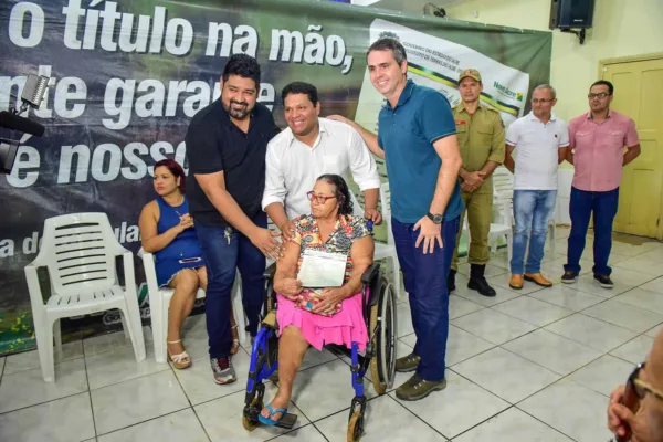 Moradores do Vila Nova recebem títulos definitivos