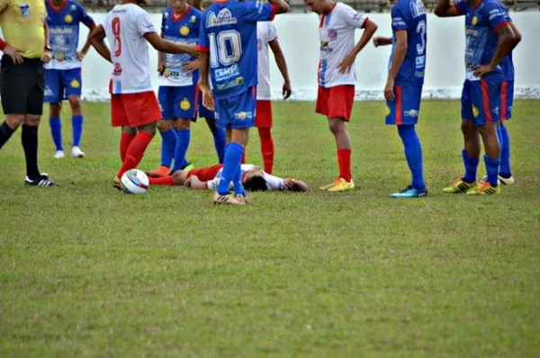 Atacante do São Francisco 'apaga' após bater cabeça em 'trombada' durante partida