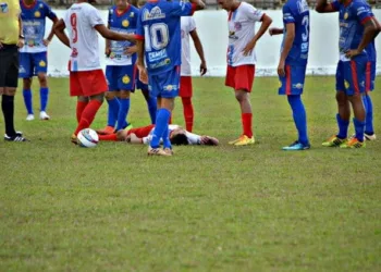 Atacante do São Francisco 'apaga' após bater cabeça em 'trombada' durante partida