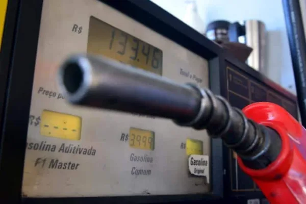 Petrobras eleva preço da gasolina em 0,7% 1 Petrobras eleva preço da gasolina em 0,7%