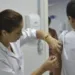 Vacina contra febre amarela deve ser aplicada dez dias antes da viagem