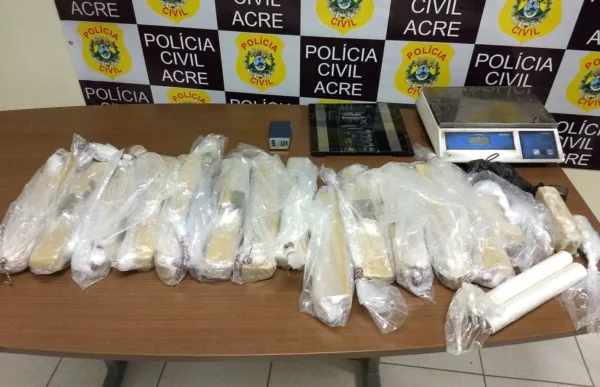 Mais de 15 quilos de drogas são encontrados enterrados em quintal e dentro de geladeira em Rio Branco