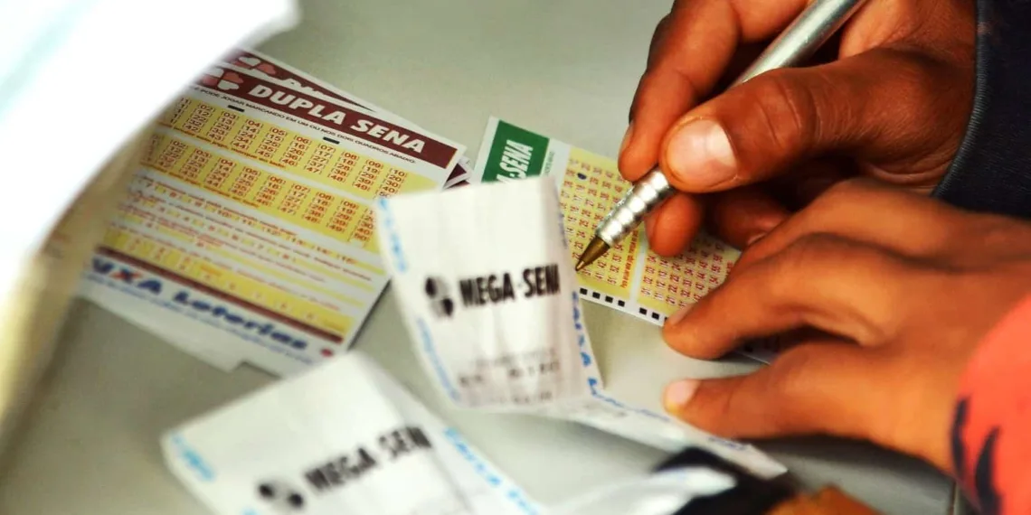 Brasília - Movimentação nas lotéricas às vésperas do sorteio da Mega-Sena da Virada (Wilson Dias/Agência Brasil)