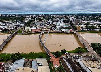 Rio Acre transborda em 4 bairros e desabriga primeiras famílias na Capital