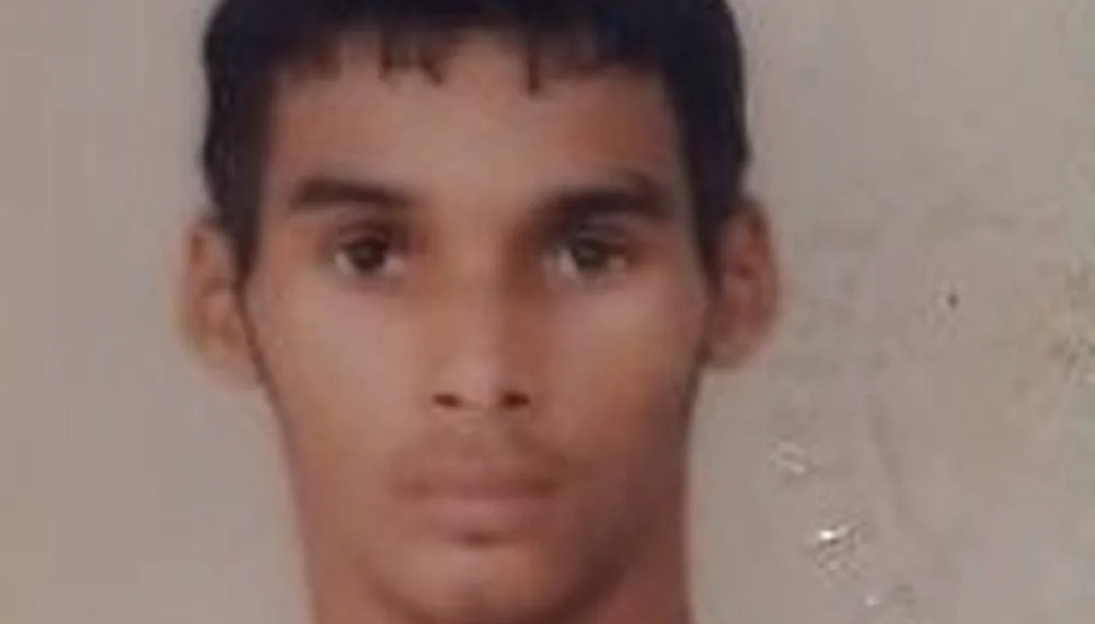 Homem é executado a tiros dentro de casa enquanto assistia televisão com a família