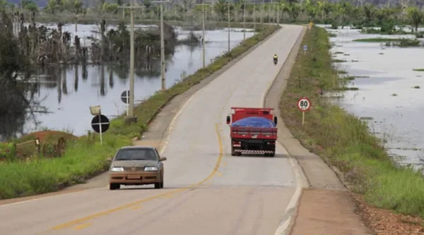 Rio Madeira segue subindo, mas ainda não afeta a trafegabilidade da BR-364