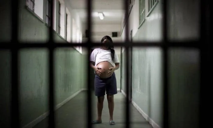 Mulheres grávidas ou com filhos pequenos serão transferidas para a prisão domiciliar