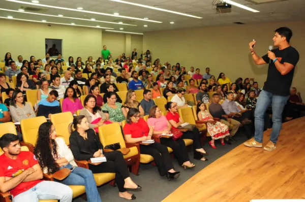 Participantes lotam auditório da Fecomércio/AC em palestra motivacional