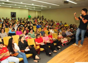 Participantes lotam auditório da Fecomércio/AC em palestra motivacional
