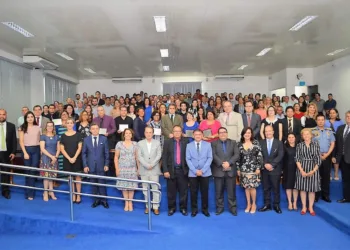 Valmir Ribeiro homenageia servidores com mais de 25 anos de serviços prestados ao TCE/AC