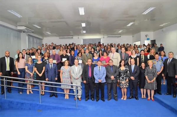 Valmir Ribeiro homenageia servidores com mais de 25 anos de serviços prestados ao TCE/AC