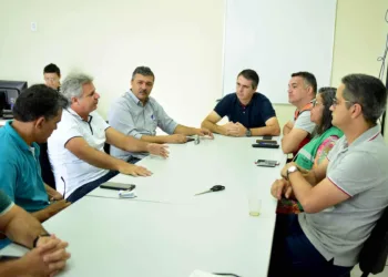 Prefeito e parlamentares acompanham a construção de abrigos no Parque de Exposições