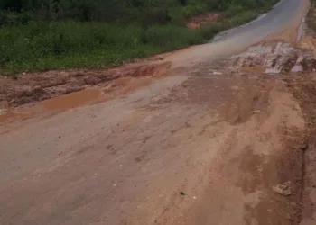 Homem desacelera carro para passar por rua esburacada, é rendido e feito refém por 5 horas com mulher e filho de 3 anos