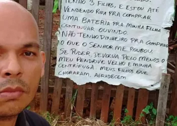 Professor tem casa invadida e deixa recado para ladrão em cartaz: ‘não tenho dinheiro pra comprar o que o senhor me roubou’