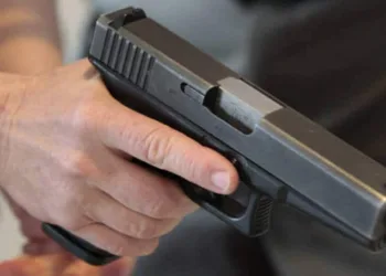 Homens armados abordam mulher e roubam carro na rotatória do aeroporto