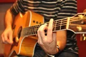 Inscrições abertas para curso de violão e guitarra no Sesc
