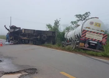 Acidente entre caminhão e carreta deixa dois mortos em estrada do interior no Acre