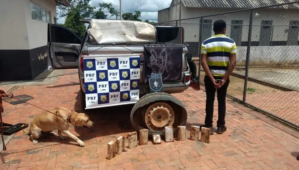 Polícia encontrou quase nove quilos de cocaína escondidos em roda de caminhonete em estrada do Acre (Foto DivulgaçãoPRF-AC)
