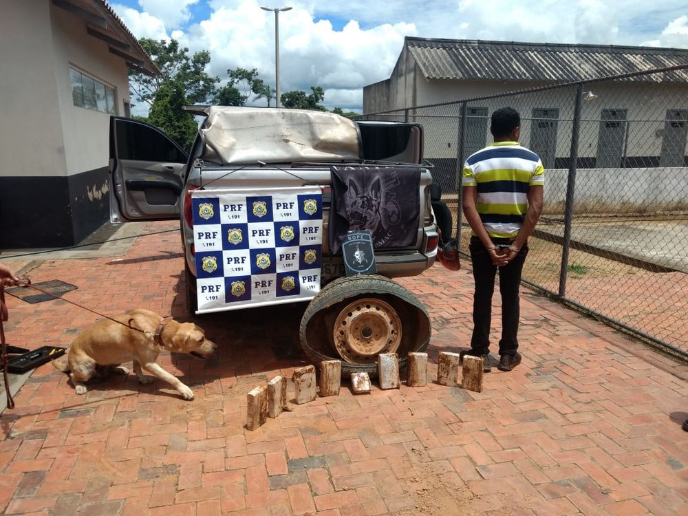 Polícia encontrou quase nove quilos de cocaína escondidos em roda de caminhonete em estrada do Acre (Foto DivulgaçãoPRF-AC)