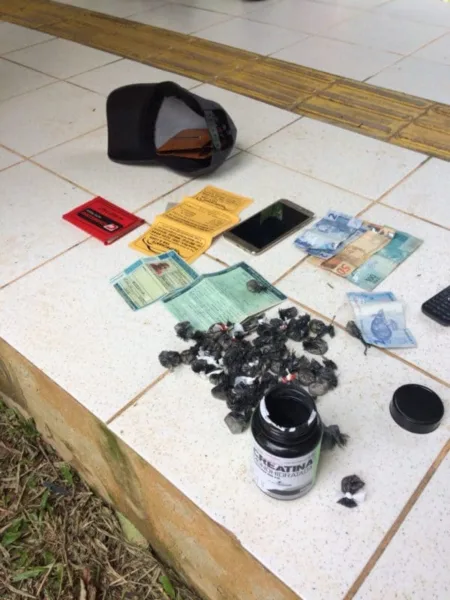 Após denuncia anônima, vigilante é preso em flagrante com arma e drogas em escola na Capital
