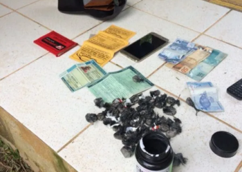 Após denuncia anônima, vigilante é preso em flagrante com arma e drogas em escola na Capital