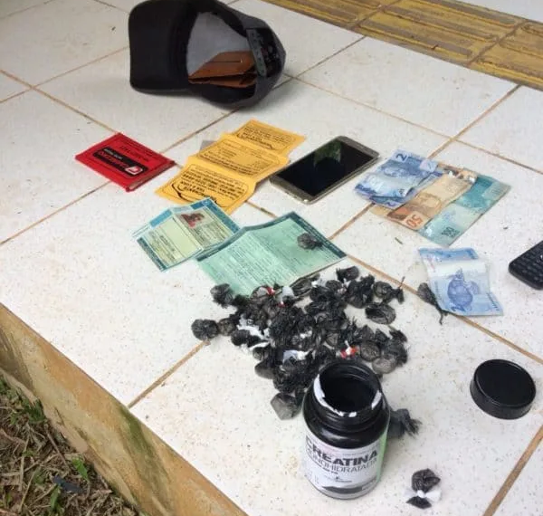 Após denuncia anônima, vigilante é preso em flagrante com arma e drogas em escola na Capital