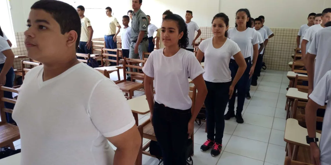 Colégio Tiradentes inicia ano letivo com orientações de supervisores militares